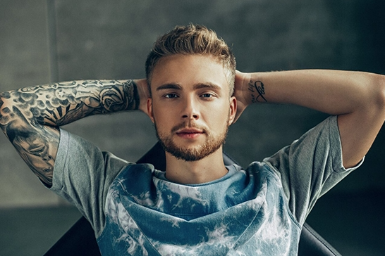 俄羅斯歌手網(wǎng)紅葉戈爾